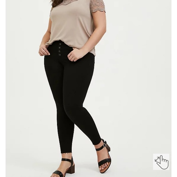 torrid Denim - SKY HIGH SKINNY JEAN - PREMIUM STRETCH BLACK WITH RAW HEM